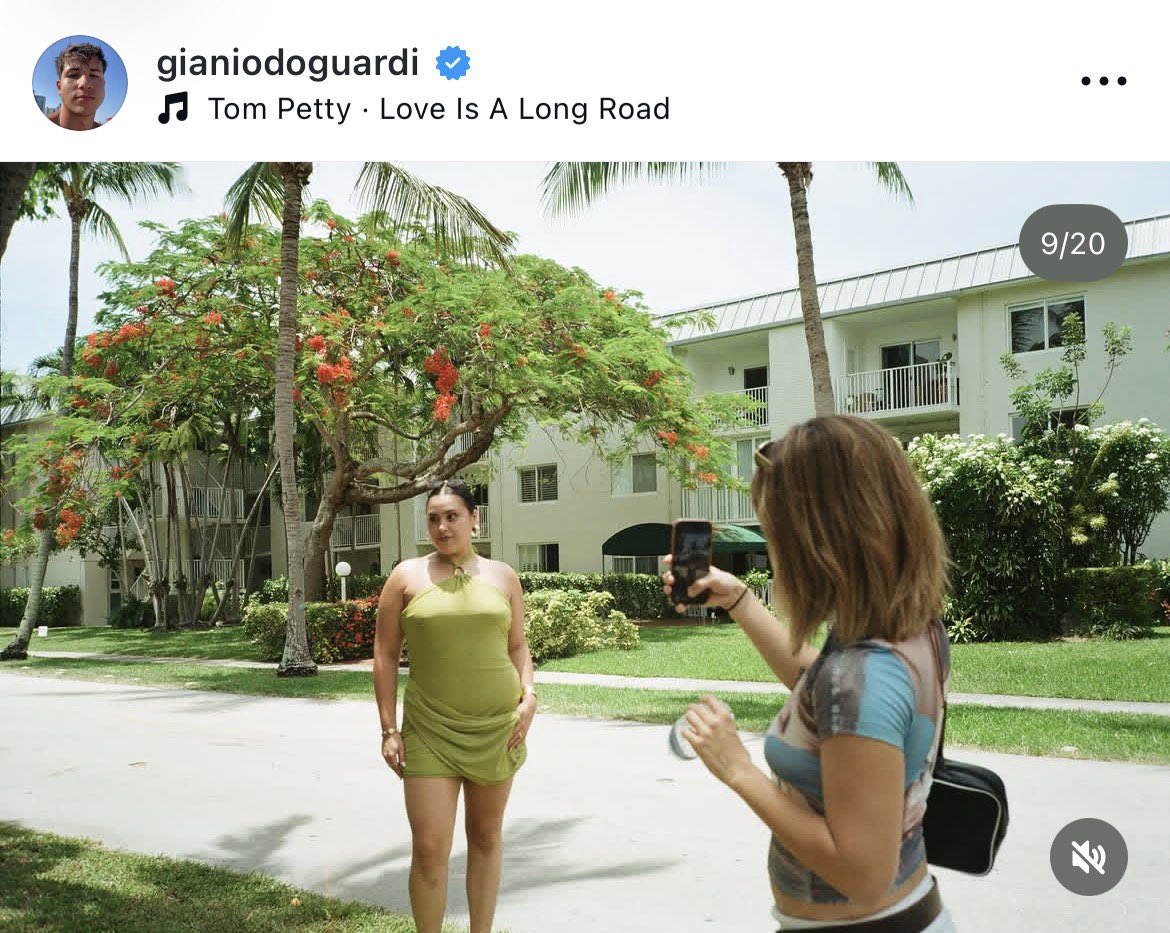 bnzpider's tweet photo. camila dice que nadie la mira, pero el problema es que ella no se da cuenta quién es el que la mira todo el tiempo... https://t.co/vrjuikxxAL