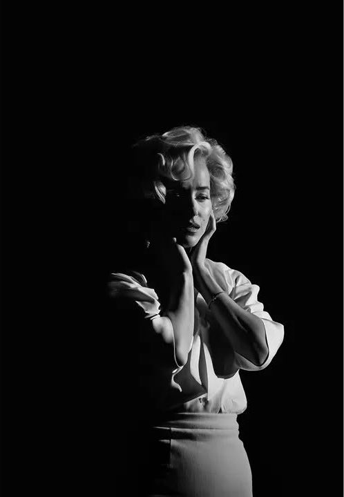 heartofmcvey's tweet photo. Dakota’s first look as Marilyn Monroe omg 🤩 https://t.co/GgMyuX1P3F