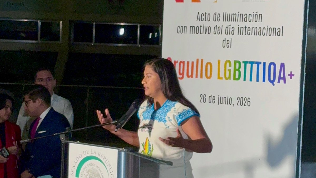 YaajMexico's tweet photo. #VisibilidadEsResistencia 💡🏳️‍⚧️🏳️‍🌈 El orgullo también ilumina las instituciones cuando la memoria, la dignidad y la lucha histórica de nuestras comunidades se reconocen como parte de la vida democrática del país.

🦄🤝En el marco del Día Internacional del Orgullo LGBT+, acompañamos el encendido de luces del @senadomexicano, donde el recinto se iluminó con los colores de la bandera de la diversidad como un acto simbólico para promover una sociedad libre de discriminación por motivos de orientación sexual e identidad de género.