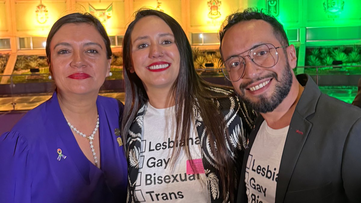 YaajMexico's tweet photo. #VisibilidadEsResistencia 💡🏳️‍⚧️🏳️‍🌈 El orgullo también ilumina las instituciones cuando la memoria, la dignidad y la lucha histórica de nuestras comunidades se reconocen como parte de la vida democrática del país.

🦄🤝En el marco del Día Internacional del Orgullo LGBT+, acompañamos el encendido de luces del @senadomexicano, donde el recinto se iluminó con los colores de la bandera de la diversidad como un acto simbólico para promover una sociedad libre de discriminación por motivos de orientación sexual e identidad de género.