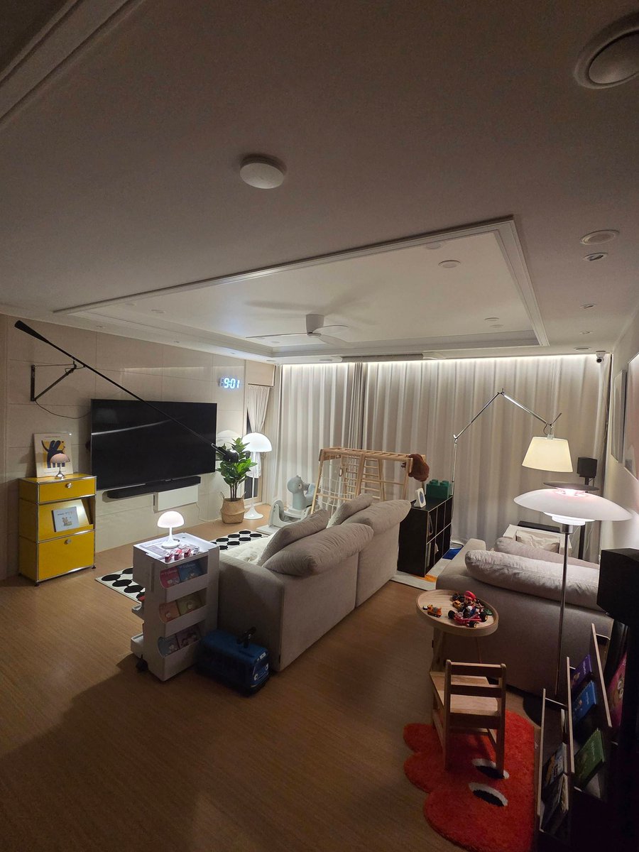 sonsarang3814's tweet photo. <대기업 영포티의 거실 평가 요청>

인테리어 감각 쓰레기인데 비싸고 유명한 것만 사다놓은 엉망진창 느낌. https://t.co/cgdm8lxHKv