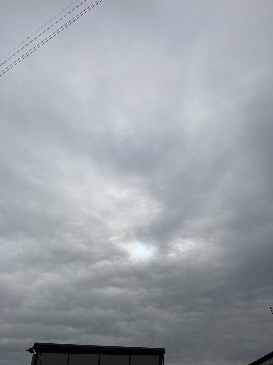 toei_densetsu's tweet photo. おはようございます。
今日の宇都宮は曇りのち雨です☁️☔️
最高気温は28℃です。
午後は雷雨に注意が必要ですね⚡️⚠️

#毎週水曜日はノー残業デー
#完全週休二日制
#電気工事
#企業公式つぶやき 
#企業公式が地元の天気を言い合う https://t.co/TkABx5TEHR