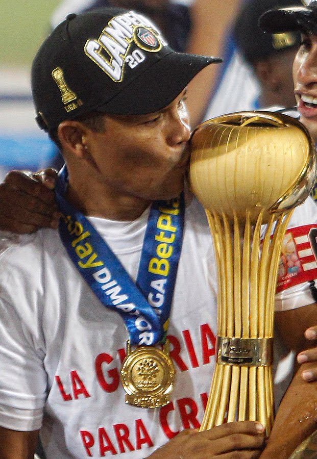 Zynder44's tweet photo. No hay palabras para agradecerle a este SEÑOR jugador.

Ídolo de 2 generaciones, le puso 4 estrellas al escudo y se va como el segundo máximo goleador de la historia del Junior.

Gracias por todo, Carlos Arturo Bacca Ahumada. ❤️🤍 https://t.co/Ncdm4vggkX