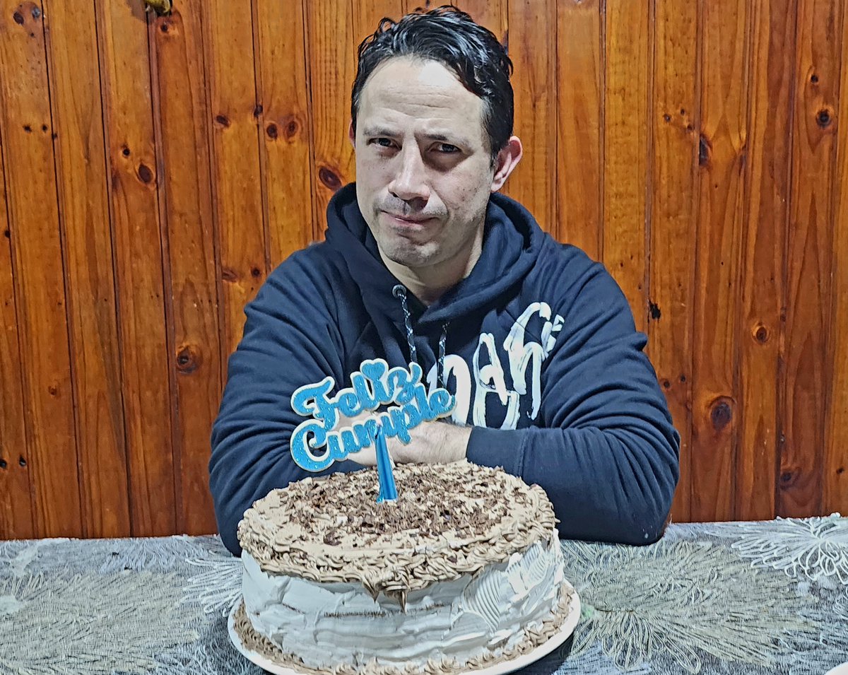 LEYANTISECTAS's tweet photo. Crecí bajo los mandamientos de un líder que aseguraba que, si escapaba de la organización, no lograría sobrevivir. Decía que, sin familia, sin amigos y abandonado por todos, no llegaría a cumplir los 18 años.

Costó muchísimo llegar hasta aquí. Realmente, muchísimo. Atravesé dolor, depresión, angustia e impotencia frente a tantas injusticias, pero nada logró detenerme.

Seguí adelante contra todos los pronósticos. Construí una familia preciosa junto a mi compañera de toda la vida y aporté muchos granitos de arena para ayudar a otras personas a recuperar su libertad, reencontrarse con sus seres queridos y reconstruir sus vínculos.

Quizás yo no haya logrado recuperar todo lo que perdí, pero, sin duda, di lo mejor de mí para superarme y dejar atrás el infierno que me tocó vivir de la mano de adultos que debían protegerme y no lo hicieron.

Hoy, contra todos los pronósticos, sigo adelante, luchando por justicia para muchos sobrevivientes y también por mi propia historia. Espero que pronto pueda cerrar este capítulo con una condena ejemplar para quienes abusaron de mí durante tanto tiempo.

Quiero agradecerles profundamente a todas las personas que me ayudaron a llegar hasta aquí: a las familias de mis compañeritos, a mis amigos, profesores y preceptores, que me brindaron cobijo, contención y amor durante aquellos años de absoluta soledad y abandono familiar.

También quiero agradecerle a la hermosa comunidad de LeyAntiSectas, que nos acompaña, nos sostiene y nos ayuda a visibilizar nuestra lucha con tanto amor y cariño. Su apoyo es fundamental para seguir adelante y para que cada vez más sobrevivientes sepan que no están solos.

Nunca lo voy a olvidar. Ustedes son parte de mi vida y también de esta historia de resistencia, lucha y esperanza.