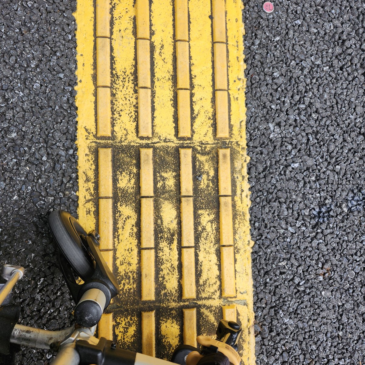 Hiro02010217's tweet photo. ある日、点字ブロックを見たらあれ？ってなり撮りました。
よーく見るとミッキーが笑
ちなみに家にある点字ブロックね
あ、撮ったらすぐにどいたので✋
 #隠れミッキー  ？ https://t.co/86SsGCaLcx