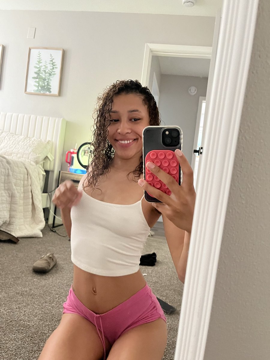 mayzeeomg's tweet photo. i’m backkk😈💋 https://t.co/dCfzoGoXhc