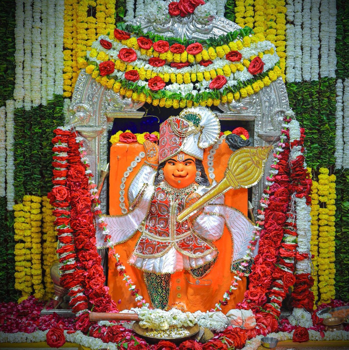 DrMohanYadav51's tweet photo. ॐ हं हनुमते नमः

खाचरोद स्थित श्री खेड़ापति हनुमान मंदिर में विराजमान बजरंगबली जी की असीम कृपा से समस्त प्रदेशवासियों का जीवन सुख, समृद्धि, आरोग्य एवं मंगल से परिपूर्ण हो, यही करबद्ध प्रार्थना है। https://t.co/4RdHNHQJDG