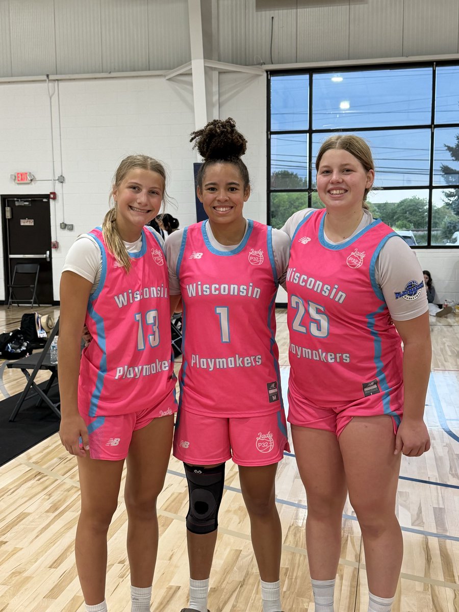 BriaBauer13's tweet photo. Great season with this team! Lots of great opportunities and memories created!! 💕🤍🏀 https://t.co/tkTaPy1MAB