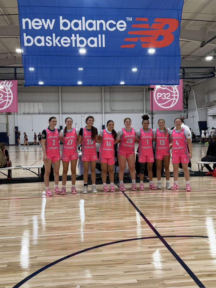 BriaBauer13's tweet photo. Great season with this team! Lots of great opportunities and memories created!! 💕🤍🏀 https://t.co/tkTaPy1MAB