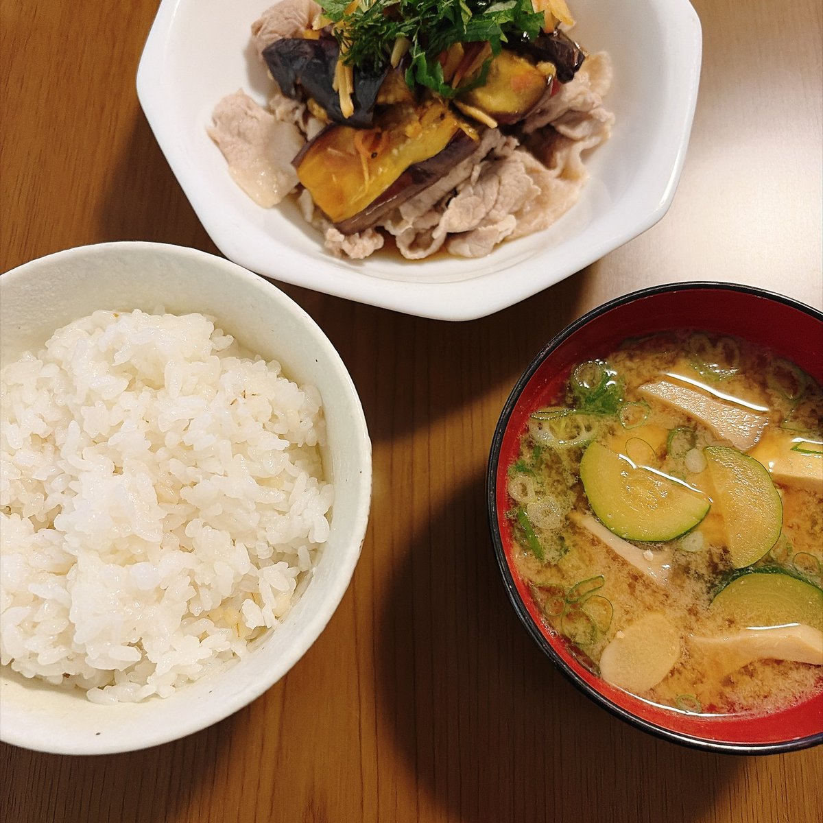 dorraming's tweet photo. おはようございます。
今日の朝ご飯…もち麦ご飯、茹で豚の上に茄子の焼き浸し、ズッキーニとエリンギとお揚げさんの味噌汁です。
#ドラみんのお茶漬け 
お久しぶりの朝ご飯アップ！
焼き浸しにはお酢も入れてサッパリ☺️
そしてズッキーニはきゅうりに見えてしゃあないですな😂 https://t.co/6JbHDYAHvH