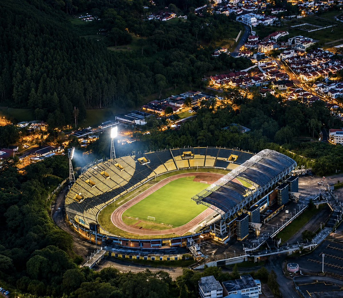 ManoloDavilaS's tweet photo. Es increíble que en San Cristóbal todavía exista el debate sobre si debe continuar un jugador de 35 años cuando tienes la posibilidad de incorporar a uno de 24 con proyección. El fútbol no vive de la nostalgia, vive del rendimiento. En el fútbol venezolano, donde se corre incluso más de lo que se juega, la intensidad es una obligación. Por eso, hoy un jugador joven, rápido y desequilibrante tiene hoy un valor mucho mayor. Recoba lo sabe perfectamente: para competir no basta con el nombre o la trayectoria, se necesitan piernas, dinámica y capacidad. El Deportivo Táchira debe pensar en el presente y el futuro, no en los recuerdos.