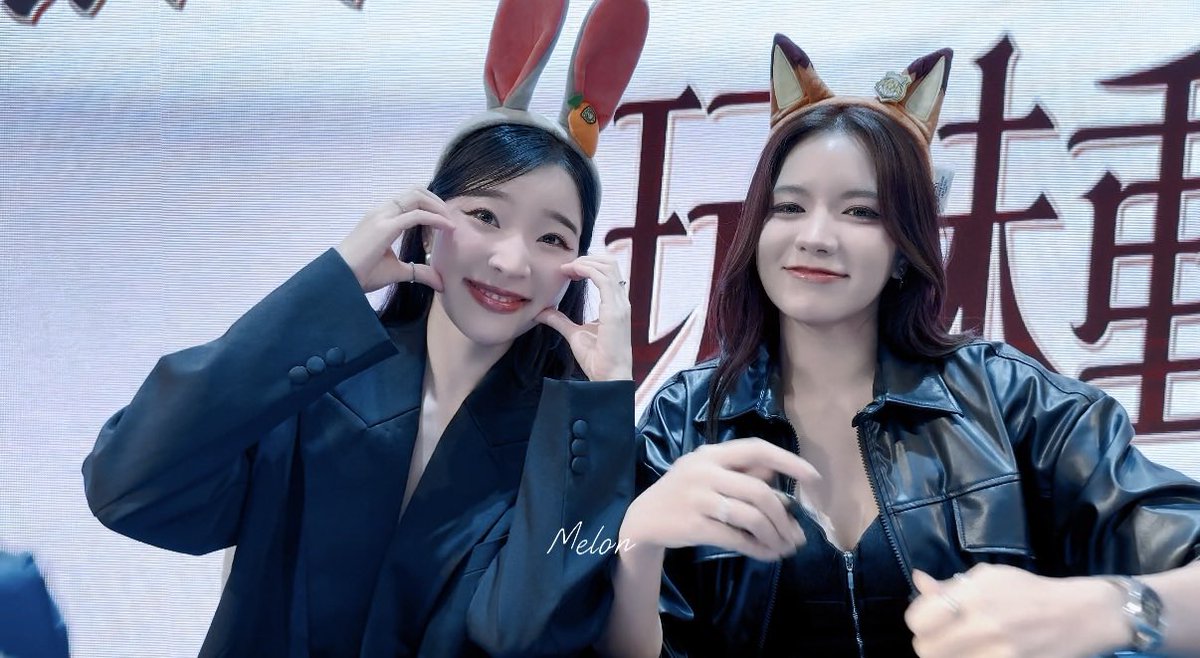 Momooo425's tweet photo. 为了见Mieaya 第一次来见面会
听说P’aya想和P’ mie去上海迪士尼🦊🐰
就买了这个礼物送给她们
我把东西放桌子上 
她们主动拿过去戴头上 好温柔☺️
太可爱了 我害羞的不敢看她们
See you next time ~

#WANVxMieAya
#MieAya https://t.co/38rYGuRZay