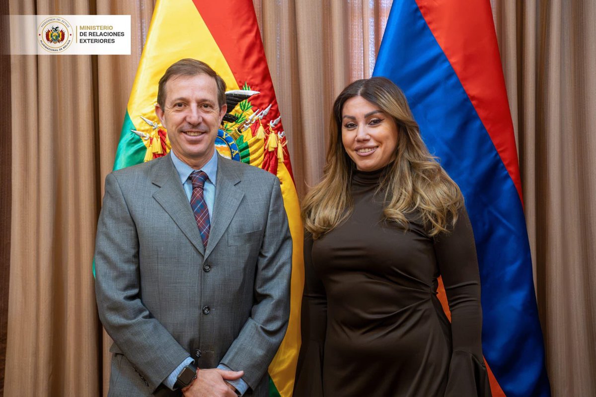 MRE_Bolivia's tweet photo. El vicecanciller Carlos Paz Ide sostuvo una reunión con la embajadora de la República de Armenia en Uruguay, concurrente ante Bolivia, Mariam Gervorgyan, en el marco de una visita protocolar.

Durante el encuentro, ambas autoridades expresaron su voluntad de fortalecer los vínculos bilaterales y ampliar las oportunidades de diálogo y cooperación entre Bolivia y Armenia.

#Bolivia #Armenia #RelacionesDiplomáticas #CooperaciónBilateral #CancilleríaBolivia