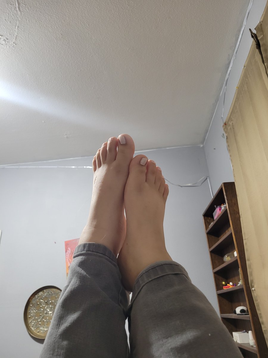 ScarsPrettyToes's tweet photo. My sore feet are finally free from my sweaty socks after work 😩😩 Who wants to wash and massage them for me? #feetworshi̇p #feetfetısh #feetseller #sweatyfeet https://t.co/wXRCMNEJj4