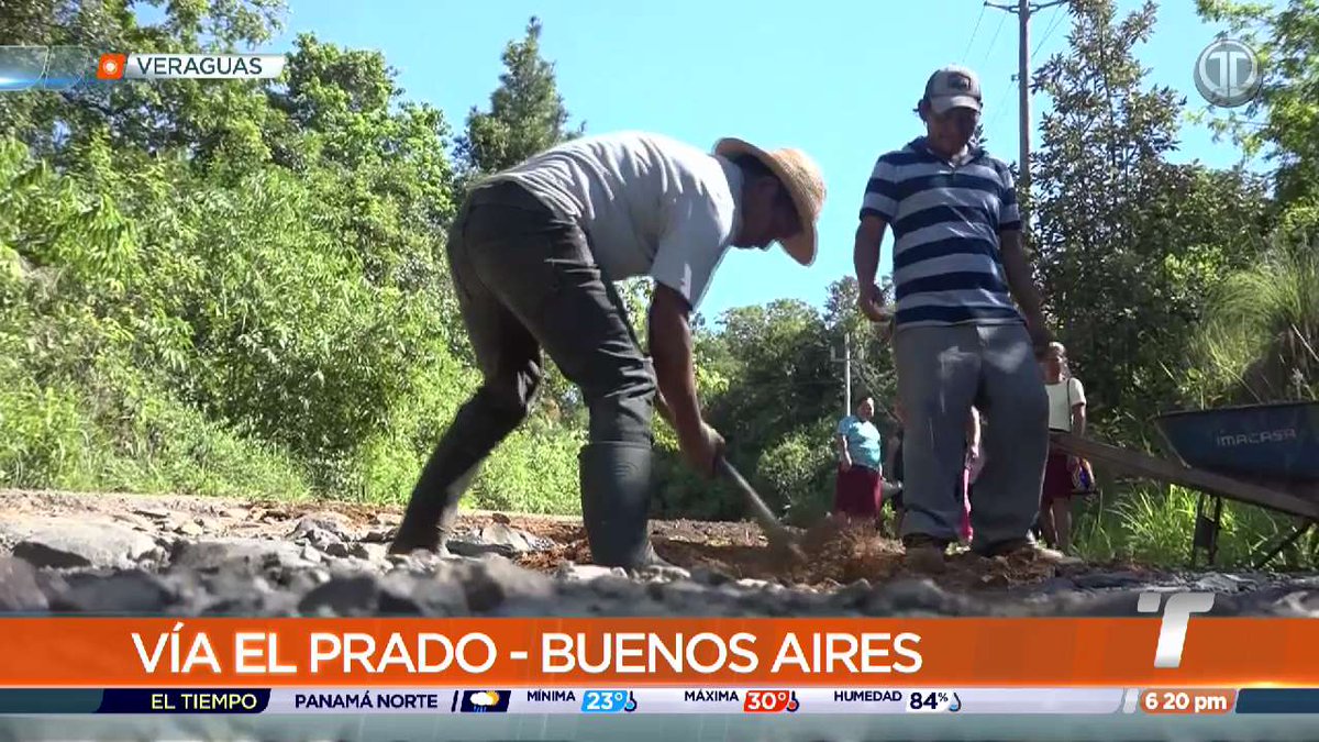 TReporta's tweet photo. En pésimo estado se encuentra la carretera El Prado - Buenos Aires, en la Comarca Ngäbe Buglé, ante lo cual los moradores procedieron a cerrar los enormes huecos, debido a la falta de respuesta de las autoridades. https://t.co/H0McErg8NG