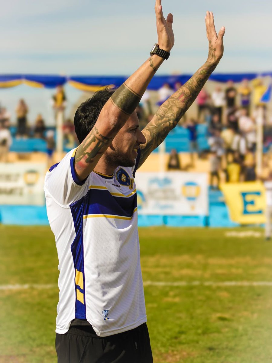 InteriorFut's tweet photo. EL GLOBO SANRAFAELINO CON REFUERZO DE PRIMERA 🛰️🌟

@Vangioni21Ok fue presentado como refuerzo oficial de @clubhuracansr frente previo al clásico ante Sportivo Pedal que terminó en victoria para el Gigante de Pueblo Diamante por 2-0. 🇧🇧😱

 📸: @ClubHuracanSR https://t.co/foh4Yi7xgU