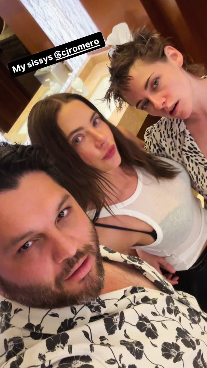 KSBRSite's tweet photo. Kristen Stewart esteve no casamento de Emma Roberts no último fim de semana! 🤍 https://t.co/3JRGZ7xrFz