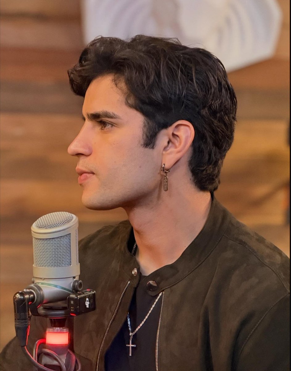 Secta_Mercurial's tweet photo. Mucho texto, pero amerita la ocasión 😜

Okay, si alguien me pregunta ¿Por qué apoyas a Aaron Mercury? ¿Por qué decidiste quedarte y ahora ser parte de uno de los mejores fandoms? Hay millones de razones. 

Llevo un año siendo mercurial, y todo comenzó por la casa de los famous. Me enamoré de él, de su personalidad única y super real. De su cero tibieza, de su amor sin límites y adoración a su madre, a su familia, a sus leales, a su fandom. A qué todo lo que se propone lo logra con pura pasión, disciplina, compromiso y respeto, millones de cosas más.

Aaron es de esas personas que realmente son buenas, con un corazón inmenso, una de las almas más dulces, y también con un carácter inquebrantable, tiene mucha valentía, mucha inteligencia y es inspirador. De él aprendes muchísimo y llegas a amarlo inmediatamente te das la oportunidad. 
Aaron tiene los ojos más lindos que he visto, y es que estos reflejan lo que es él. La belleza que hay en él. Neta que es demasiado único y especial. 

Cabe mencionar que también me quedé por las mercurials. Desde el día uno, me dieron la bienvenida y me hicieron parte de su fandom. Recuerdo que me seguían, apoyaban mi contenido sobre él. Nunca me tiraron mala onda, siempre amor. Amo que sean taaaan leales a Aaron, que nosotras las nuevas entendimos el porque son tan guerreros para defender a Aaron y también celosos a él, Aaron es su prioridad, nuestra prioridad.

Gracias a Aaron, su familia, y las mercurials que nos dieron la bienvenida a las nuevas hace un año y aquí estamos, aquí seguimos, las que nos quedamos. Siempre leales, chambeadoras, defensoras, etc. Todo por nuestro gatuno. 

Te amamos @ArnMercurio 
Te amo. 

ME QUEDÉ CON AARON
