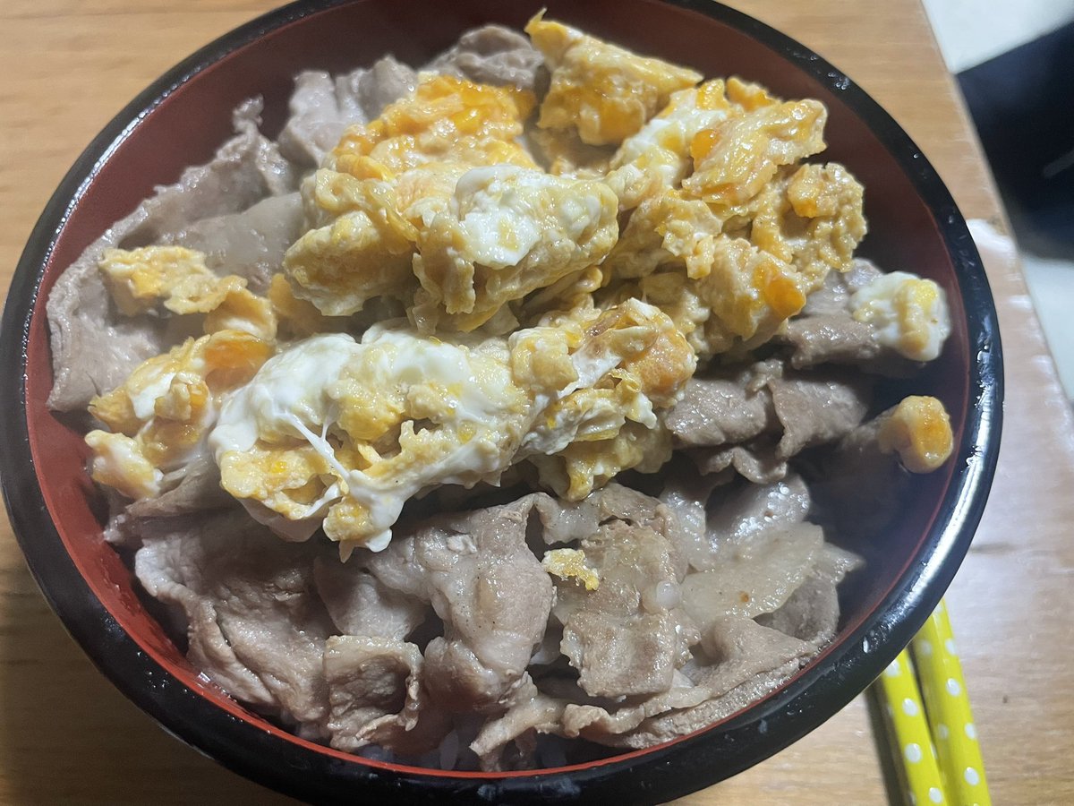ryu_akira's tweet photo. @harusame_urame 買い置きして冷凍した豚を炒め、
卵に納豆についてる出汁醤油を混ぜて焼き、
ご飯に乗っけるだけ… https://t.co/OvLeD7biSf