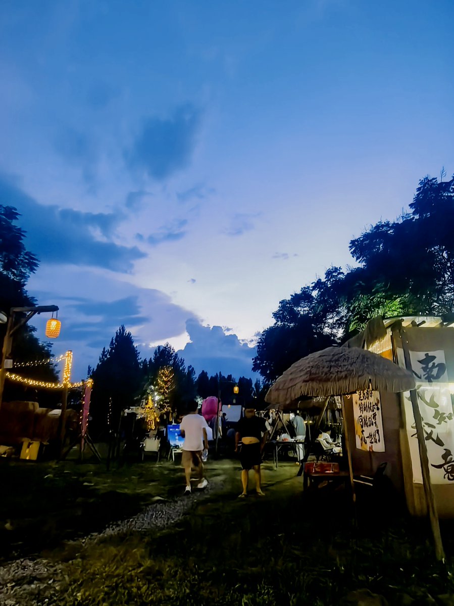 archibald36686's tweet photo. Just spent the coziest night under the stars by the lake—crickets, warm s’mores, and zero cell service hits different. ， https://t.co/mtoEsqWwle