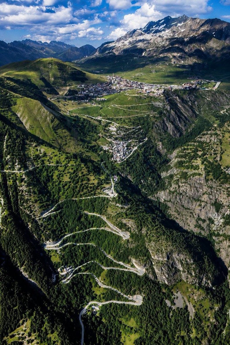 almeida_ernesto's tweet photo. 🇫🇷 El mítico Alpe d’Huez rinde homenaje al mejor ciclista de Ecuador: @RichardCarapazM 🇪🇨
La histórica Curva 9, llevará para siempre el nombre de Richard, un reconocimiento reservado únicamente para los grandes íconos que han dejado una huella imborrable en el @LeTour. 🏆💛 https://t.co/924giMUEdL