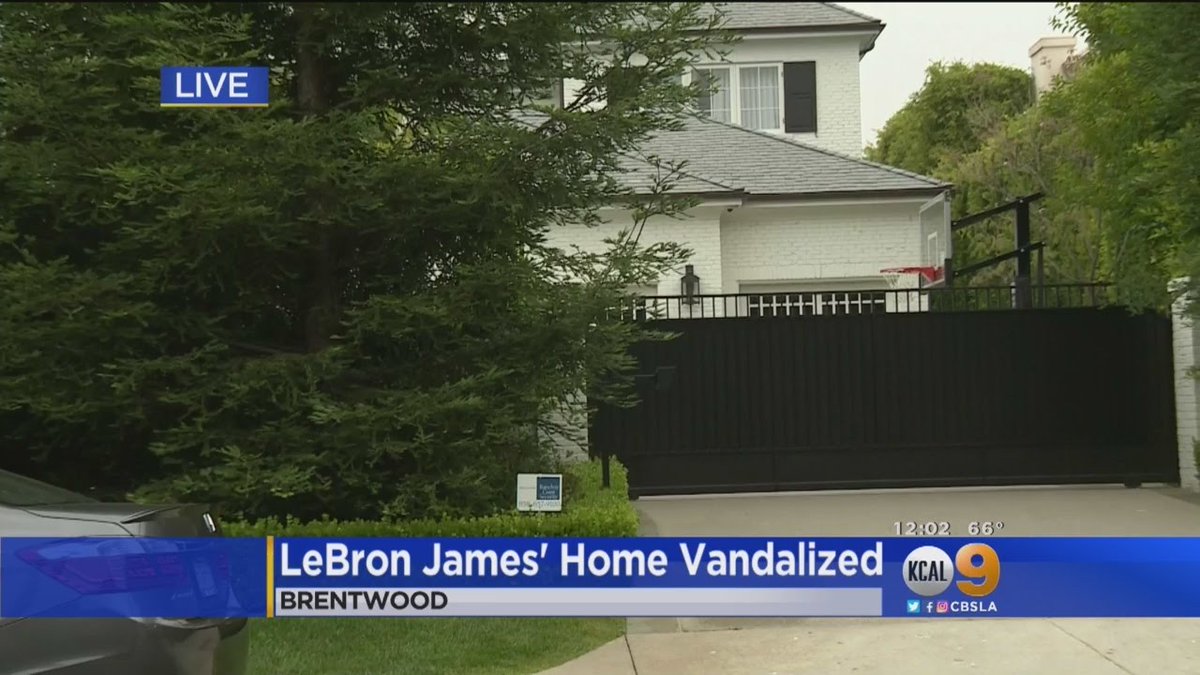 hee85162129's tweet photo. @TheFanLA @sportsreiter @DMAC_LA Do you not remember what Laker fans did to him before ever playing one game in LA? 😂😂😂I swear y’all have selective memory. @TheFanLA https://t.co/alPtcfw5Kp