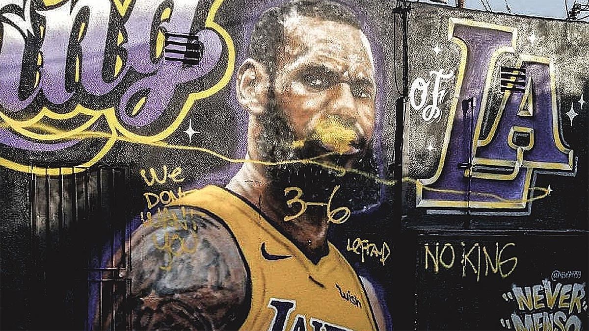 hee85162129's tweet photo. @TheFanLA @sportsreiter @DMAC_LA Do you not remember what Laker fans did to him before ever playing one game in LA? 😂😂😂I swear y’all have selective memory. @TheFanLA https://t.co/alPtcfw5Kp