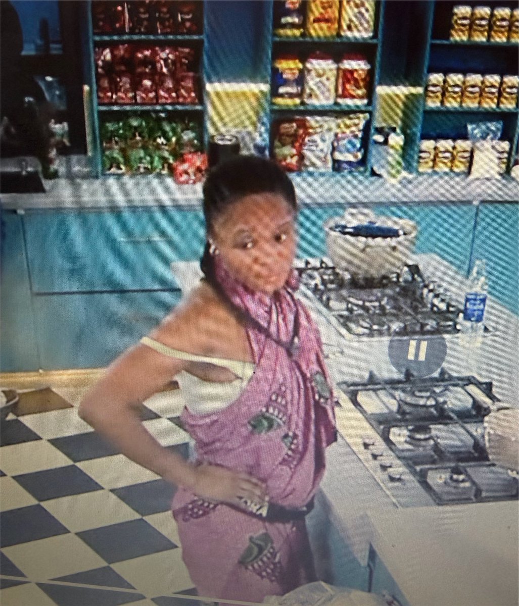 Steph_yebs's tweet photo. Mbgeke feeling funkie n Razz wants smell that money 🤣🤣🤣🤣🤣

My dear if u like tie rapper for leg u won't smell that money 🤣🤣!

See difference! Flora the Gambit! Out 👎

#Bbnaija https://t.co/HMu5FdHcdB