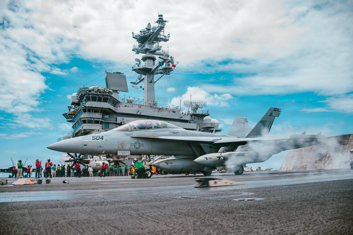 Flight Ops ✈️

U.S. Sailors conduct flight operations aboard the Nimitz-class aircraft carrier USS George Washington (CVN 73) while operating in the South China Sea.

📍 South China Sea 
📸 U.S. Navy

#USNavy #USSGeorgeWashington #CVN73 #FlightOps #Lethality #Training https://t.co/hrt6jT0aH3