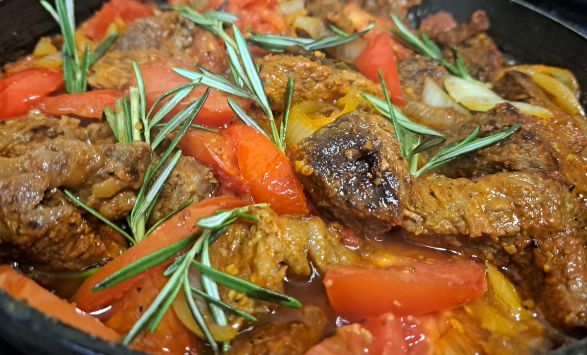 EveLkCuisine's tweet photo. Prep for veggies soup joumou. #beefstew #ingredients #garlic #onion #spices #toppedwithherbs. https://t.co/lrPdBOeiBv