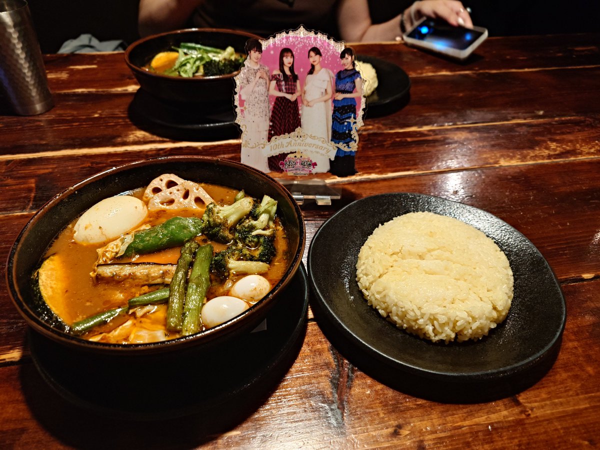 yafussa's tweet photo. 昨日の昼食は「ラマイ 札幌中央店
」でスープカレー。ドロドロ信者でスープカレーは口に合わないため乗り気では無かったが、相方希望のため我慢。
食後次の目的地検索のため聖地マップを開くとなんとピンが直上に！
急遽お願いし特別にVIPルームに入らせていただきサインを礼拝。
スープカレー最高！！ https://t.co/BhGSp84UjY