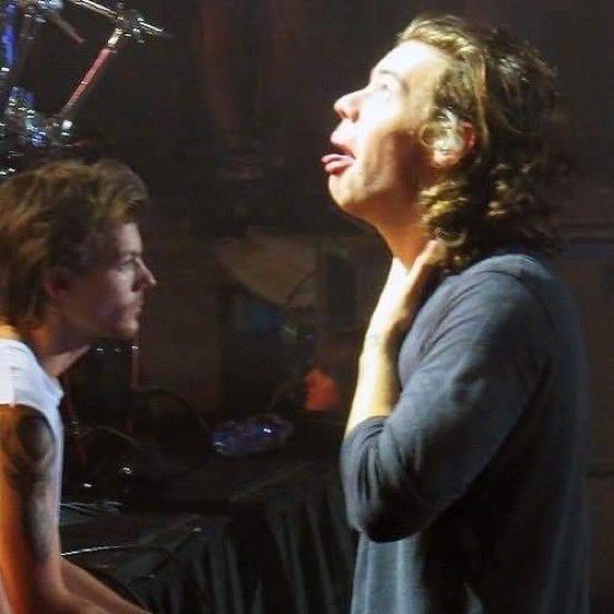aleestyles91's tweet photo. i will never get over about the fact that these were taken at the same time https://t.co/8oGm4gzZxD