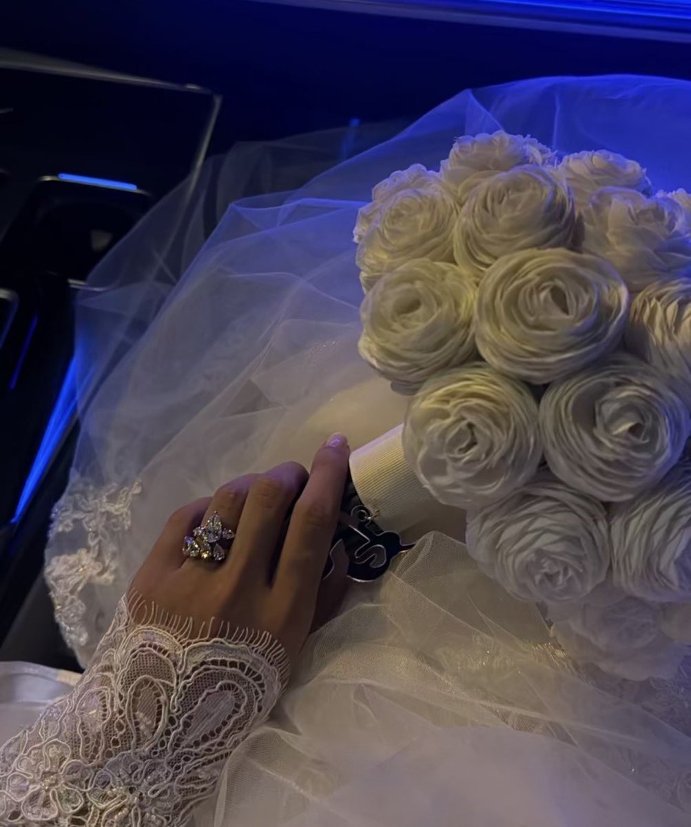 Erv0il's tweet photo. شادن غيرت مسكتها والا انا عيوني فيها شي😨!!!! 
اللي بالزواج تجنن لايقه مرررره حسافه ): https://t.co/JrmWalWoPK