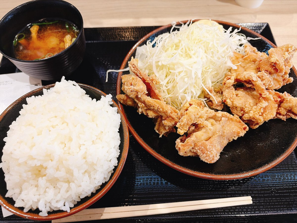 HEGO_OSI's tweet photo. シンプルな唐揚げ定食。夏休みのイオンモール人多すぎるて。 https://t.co/zTJc8gswwr