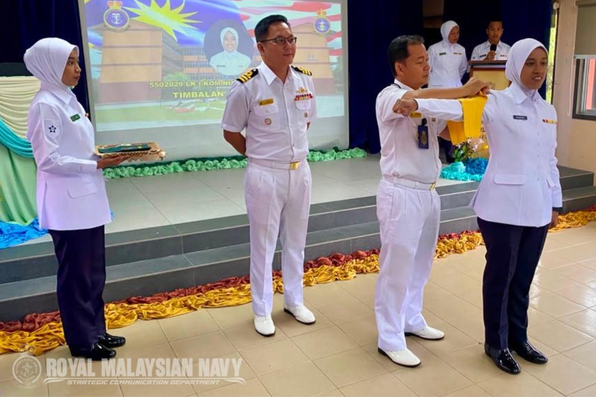 PK_TLDM's tweet photo. MAJLIS PEMBUKAAN MODUL KEPIMPINAN DAN PENGURUSAN PENINGKATAN KELAS I SIRI 3/26

LUMUT,27 Jul 26 - Majlis Pembukaan Modul Kepimpinan dan Pengurusan Peningkatan Kelas I Siri 3/26 telah disempurnakan oleh Kdr Ts. Dr. Muhamad Zafran bin Whab@Hassan Basari TLDM,Timbalan Ketua Pengarah https://t.co/Fj9nKNALoA