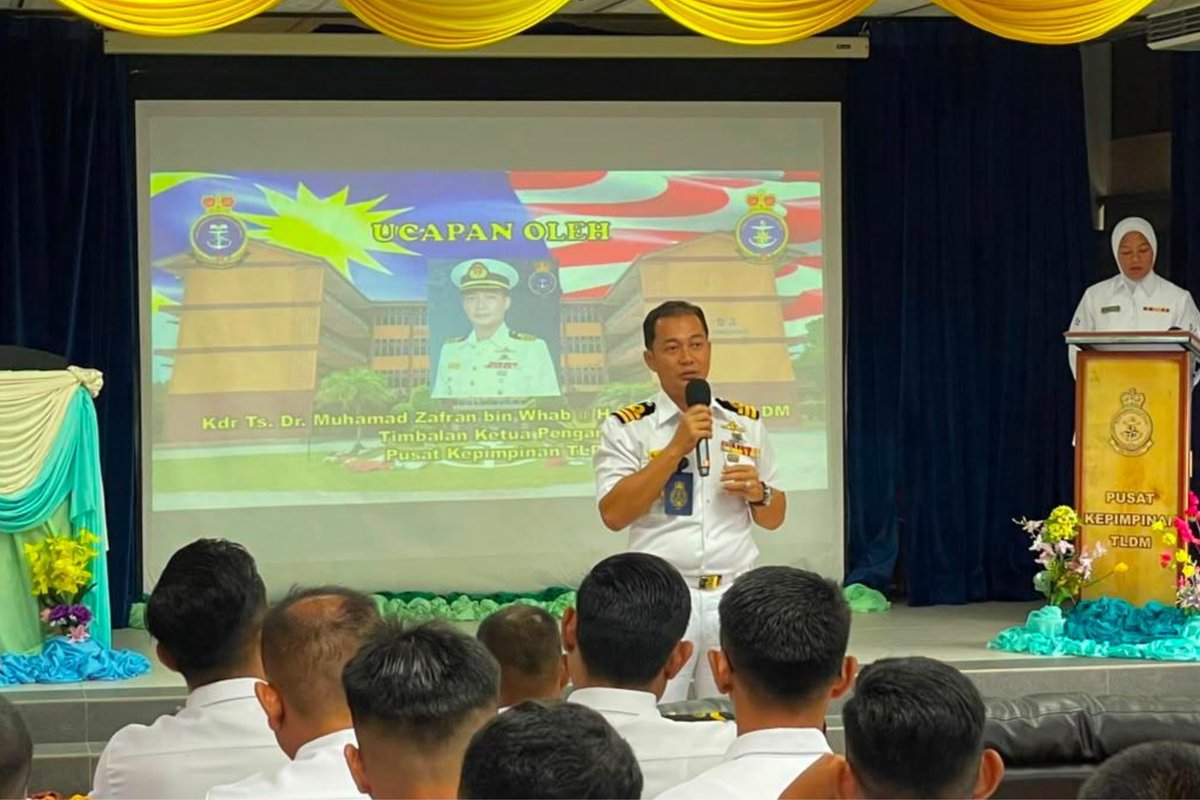 PK_TLDM's tweet photo. MAJLIS PEMBUKAAN MODUL KEPIMPINAN DAN PENGURUSAN PENINGKATAN KELAS I SIRI 3/26

LUMUT,27 Jul 26 - Majlis Pembukaan Modul Kepimpinan dan Pengurusan Peningkatan Kelas I Siri 3/26 telah disempurnakan oleh Kdr Ts. Dr. Muhamad Zafran bin Whab@Hassan Basari TLDM,Timbalan Ketua Pengarah https://t.co/Fj9nKNALoA