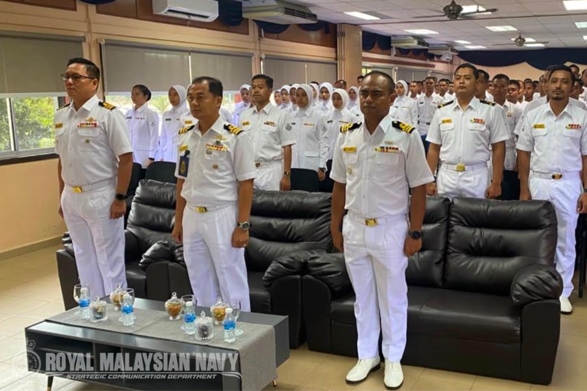 PK_TLDM's tweet photo. MAJLIS PEMBUKAAN MODUL KEPIMPINAN DAN PENGURUSAN PENINGKATAN KELAS I SIRI 3/26

LUMUT,27 Jul 26 - Majlis Pembukaan Modul Kepimpinan dan Pengurusan Peningkatan Kelas I Siri 3/26 telah disempurnakan oleh Kdr Ts. Dr. Muhamad Zafran bin Whab@Hassan Basari TLDM,Timbalan Ketua Pengarah https://t.co/Fj9nKNALoA