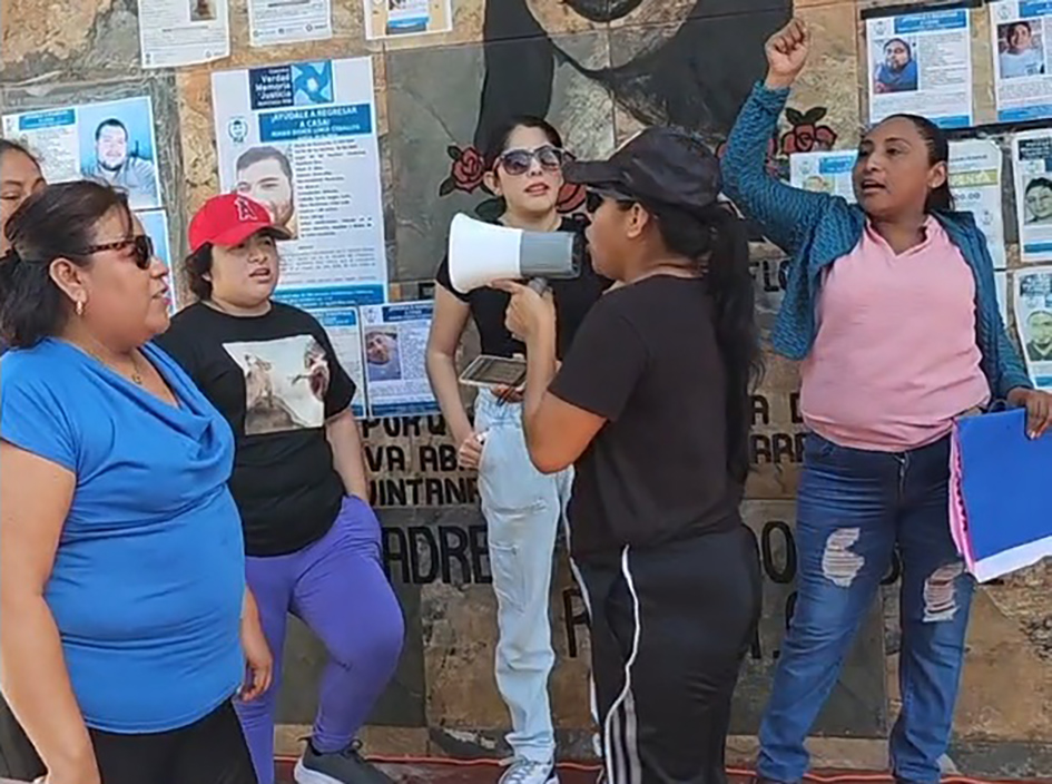 CantonRadio's tweet photo. 🚨👊🏼 I Integrantes del Colectivo #Xtabay iniciaron un plantón indefinido frente a la #FGE en #Chetumal. Denuncian retrasos, omisiones y falta de perspectiva de género en la atención de casos de violencia sexual, abuso y feminicidio. 

Nota completa en
https://t.co/sfdgbWJpQs https://t.co/XAr3gV5L74