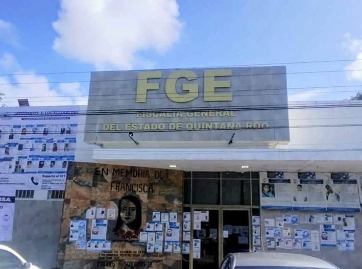 CantonRadio's tweet photo. 🚨👊🏼 I Integrantes del Colectivo #Xtabay iniciaron un plantón indefinido frente a la #FGE en #Chetumal. Denuncian retrasos, omisiones y falta de perspectiva de género en la atención de casos de violencia sexual, abuso y feminicidio. 

Nota completa en
https://t.co/sfdgbWJpQs https://t.co/XAr3gV5L74