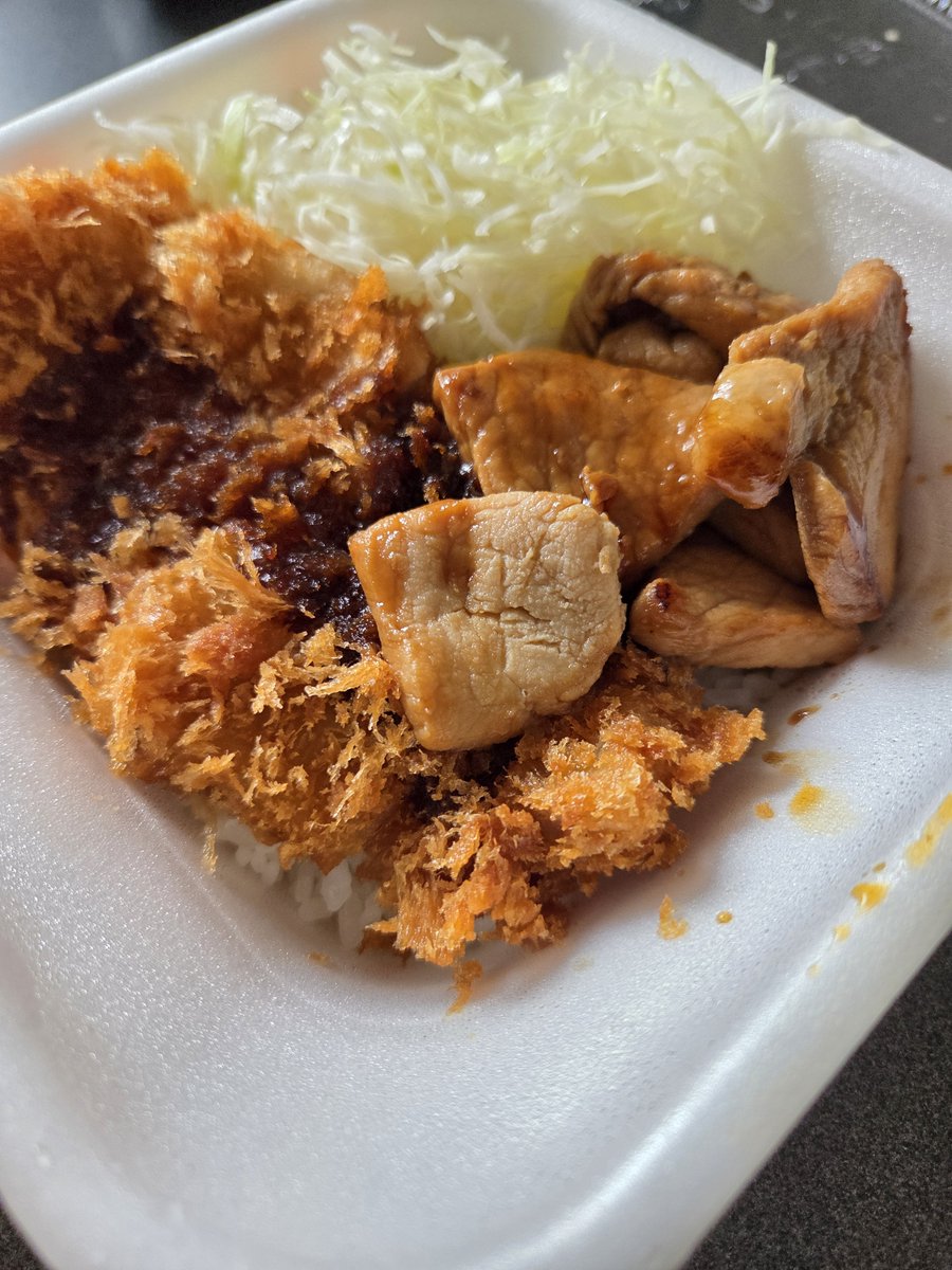 kuro_meta96's tweet photo. 今日はかつやの豚丼で昼呑み～

午前中は往復3km歩いて買い物したりエアコンやらの掃除したりで身体動かして汗掻いたからめっちゃ酒が沁みる😊

豚焼肉もいい感じの甘辛さでお酒に合っていいね！
唐揚げととんかつは安定のって感じだしやはりかつやとお酒は最高ね😊 https://t.co/Ra4ySoYdkc