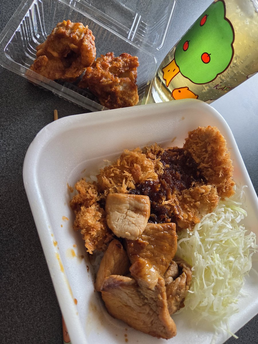 kuro_meta96's tweet photo. 今日はかつやの豚丼で昼呑み～

午前中は往復3km歩いて買い物したりエアコンやらの掃除したりで身体動かして汗掻いたからめっちゃ酒が沁みる😊

豚焼肉もいい感じの甘辛さでお酒に合っていいね！
唐揚げととんかつは安定のって感じだしやはりかつやとお酒は最高ね😊 https://t.co/Ra4ySoYdkc