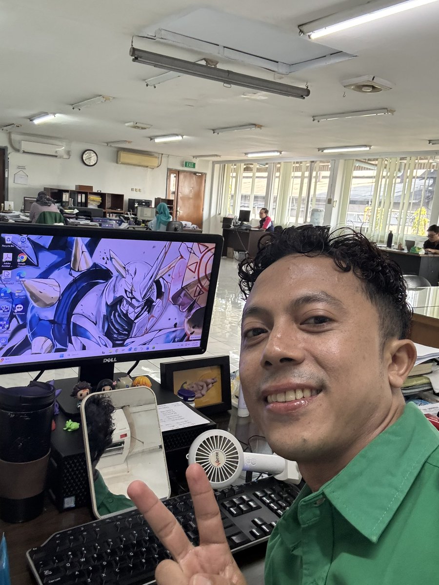 thedaddy2_'s tweet photo. Pap lagi kerja 🤳 https://t.co/nOPKuHJ0AA