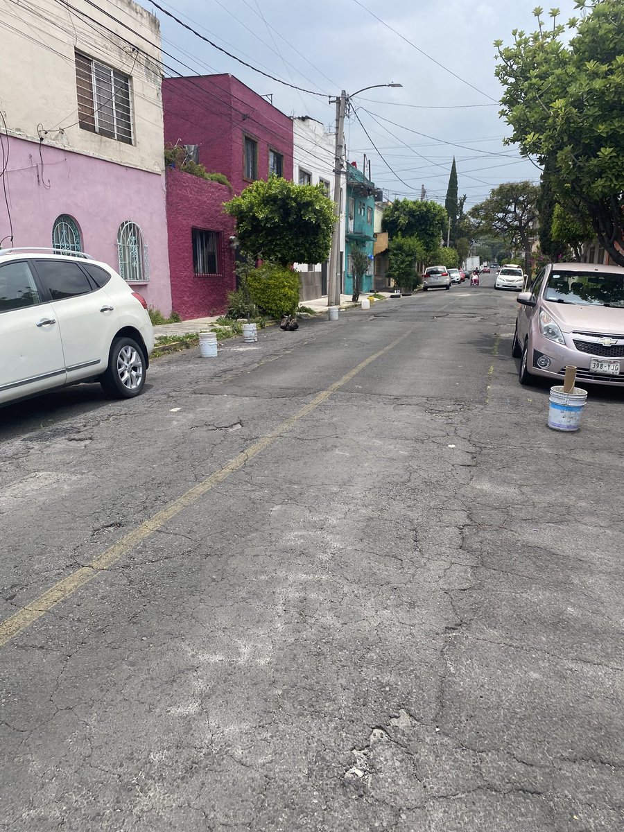 vicpatman's tweet photo. Buena tarde @TuAlcaldiaGAM @yancolozano para reportar a los “dueños de la calle” que ponen para apartar la calle Norte 7, entre pte 110 y 108. Col.Panamericana. https://t.co/U5ejhykvfr