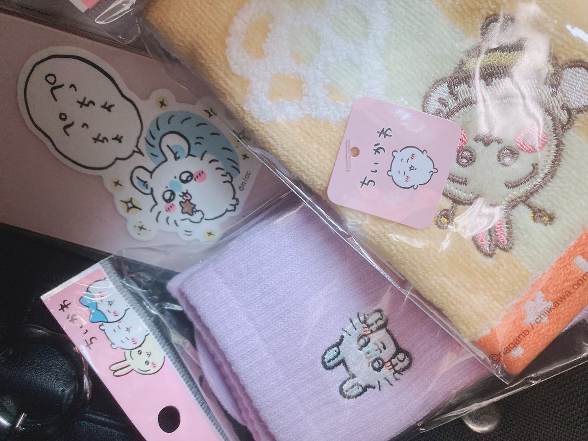 a7eipu's tweet photo. 赤魚の煮付け買いに行ったらなくて萎えてたけどくつしたとハンカチ売ってて幸せだった https://t.co/D8mUFv5Ent