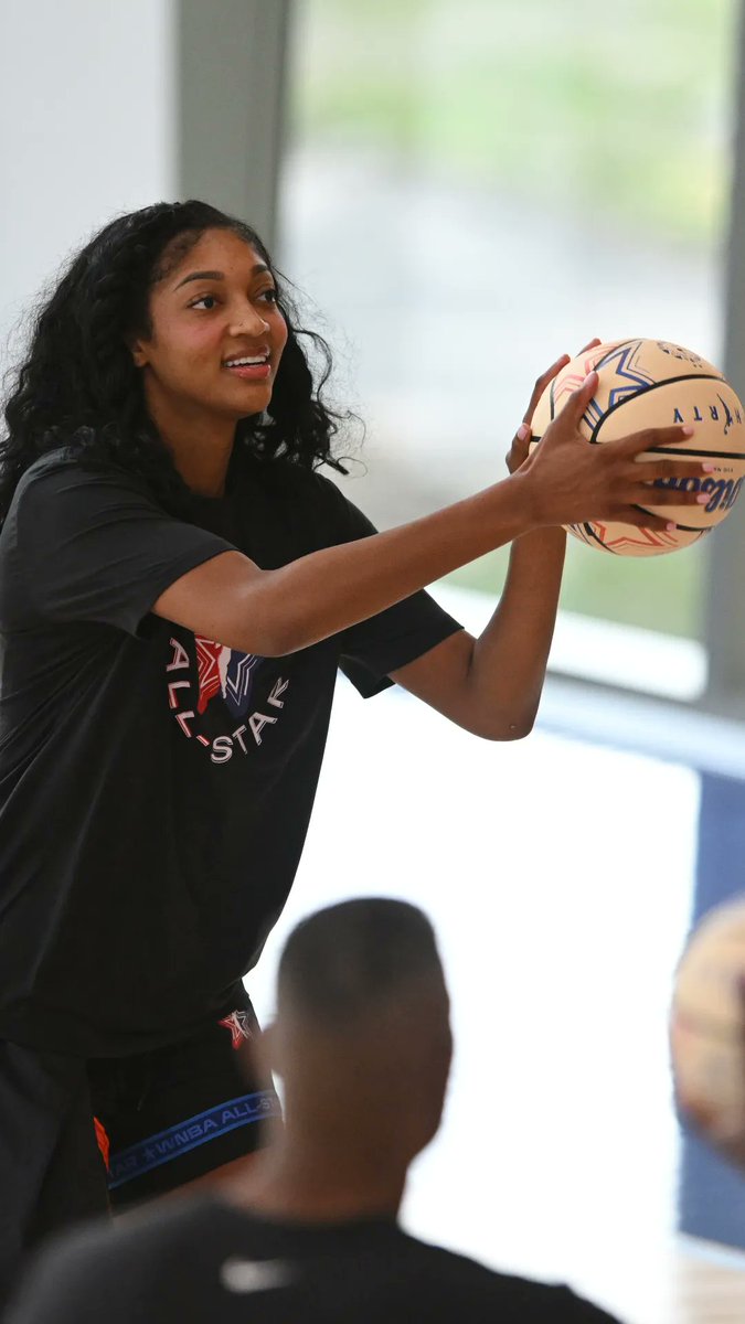 動画プレビュー: Former President Barack Obama surprised the WNBA A