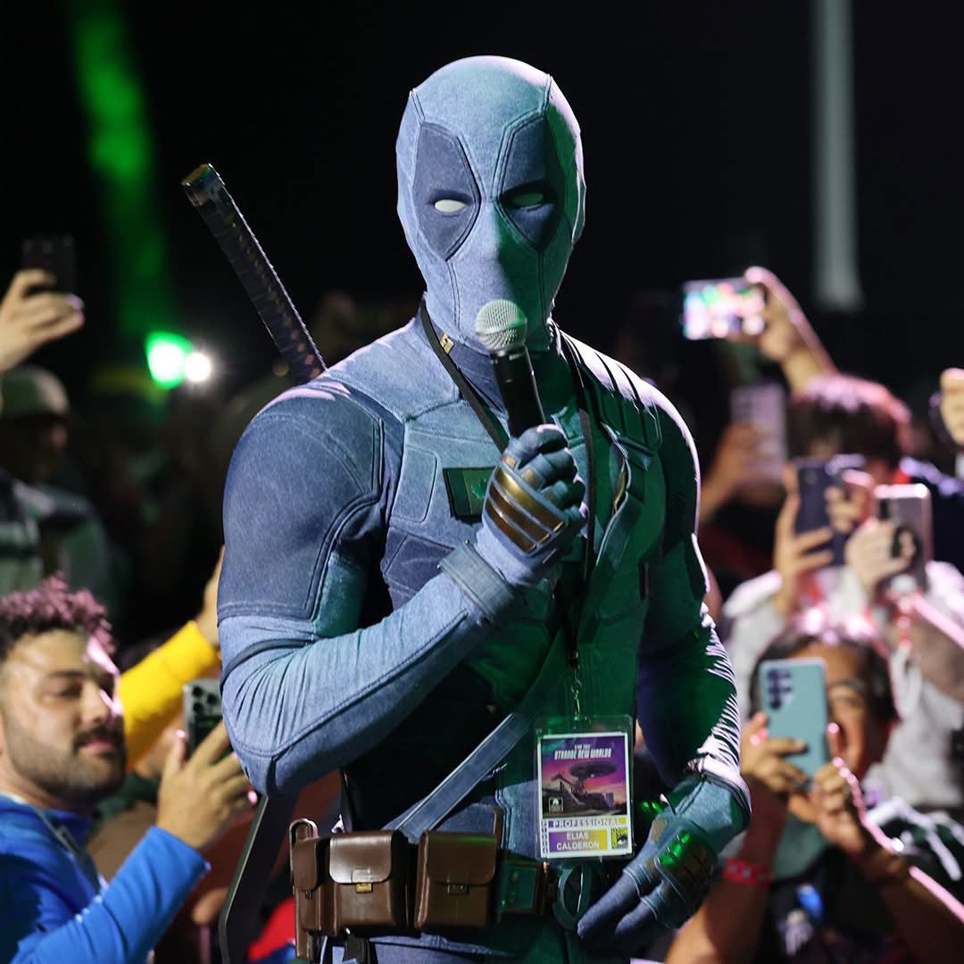 TheTopComics's tweet photo. Ryan Reynolds ha revelado el color exacto del traje que usó en Comic Con. https://t.co/VFkAtXI164