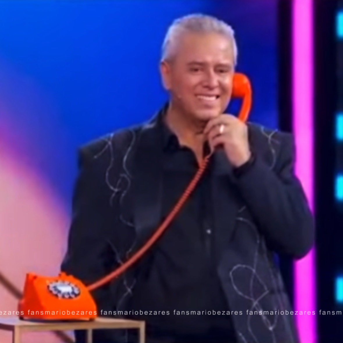fans_mayito's tweet photo. 🔔 “Imagina que de repente recibas una llamada del guapo, ¿que le dirías?”📞👨🏼‍🦳✨🤍 
—
#mariobezares 🤭 https://t.co/M2SRgnSKTp