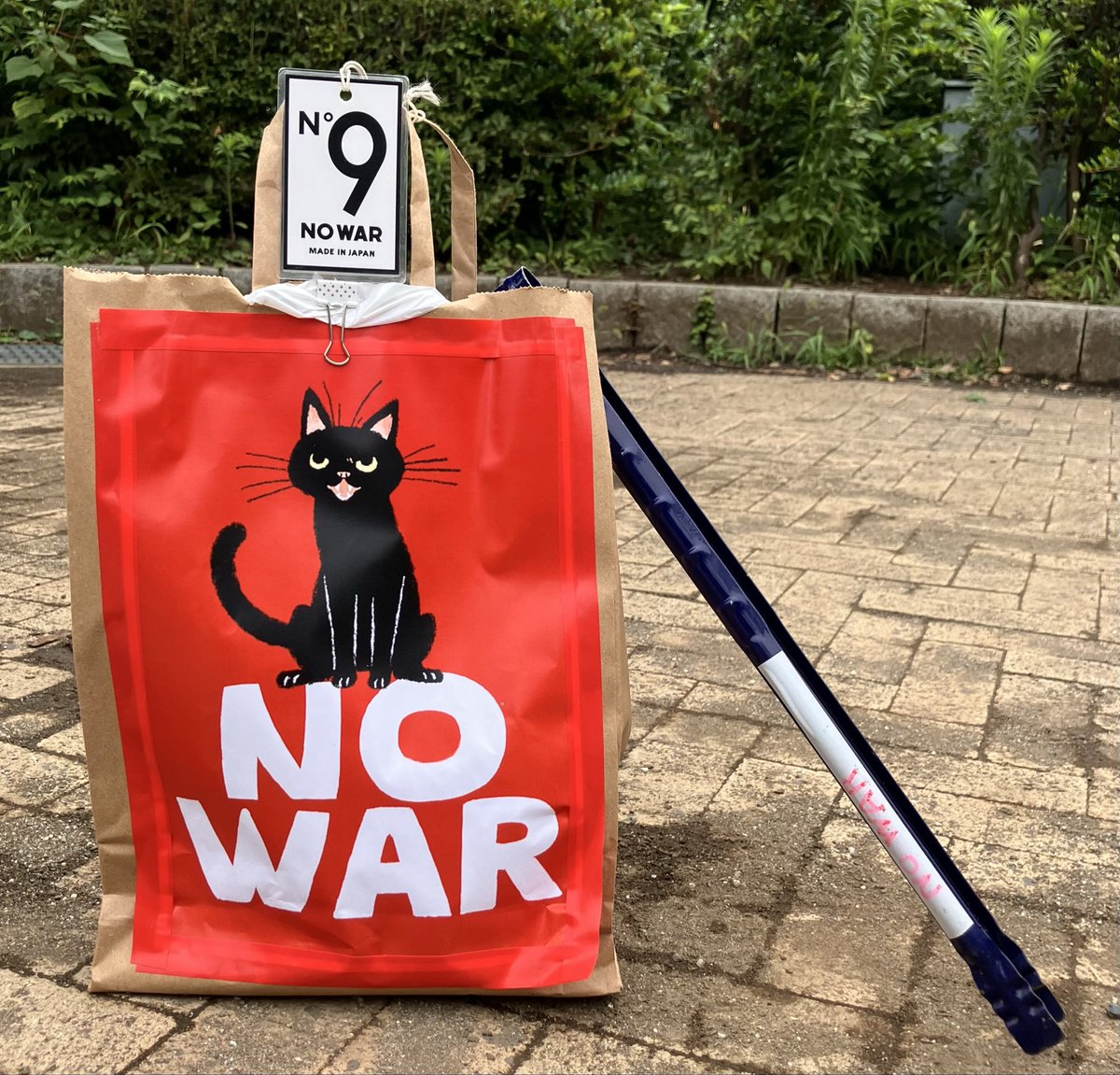 bunshoneko's tweet photo. ごみ袋を新調しました。ワンちゃん散歩の方とお会いすることが多いのでワンちゃんバージョンとねこバージョンで片面ずつ。
#いわさきちひろ さんから拝借いたしました🙇
#NOWAR
#FORPEACE
こないだのおばあちゃんにもお披露目したら喜んでくれました😊
#ONELOVE 🐶 https://t.co/QPYFqBxbeH