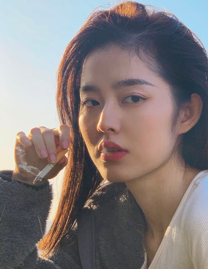 kunmingsun's tweet photo. 以前看武侠剧不懂为什么男主放着单纯善良的白莲花不要，总要喜欢妖女。

现在才知道不咸不淡哪里及得上风味独特，糖吃多了齁得慌，成天撒娇闹性子耍脾气萝卜加大棒可要比每天服服帖帖嘘寒问暖捧着晚餐跪在玄关等你回家有趣多了。

（当然前提是长得好看） https://t.co/IYBWWETiga