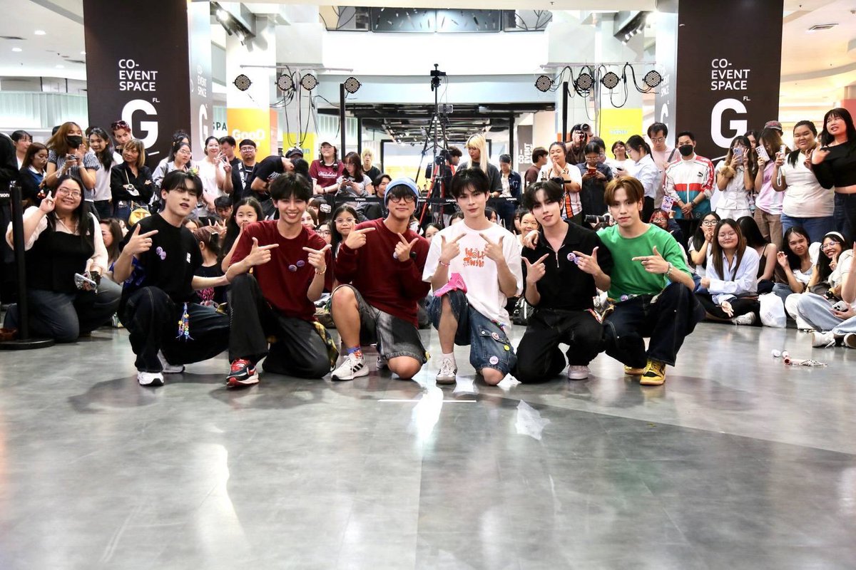 twavebyku's tweet photo. DICE x QENRYX x SuperThai x TACE รวมพลังสร้างโมเมนต์สุดประทับใจใน Random Dance ส่งต่อมิตรภาพและความสนุกให้แฟนๆ T-POP
#DICE #DICE_SONRAY #QENRYX #SuperThai #TACE #TPOP #RandomDance #UnionMall #TheViralHits #ViralHitsMusicVision 
        แฟนๆ T-POP ได้สัมผัสอีกหนึ่งโมเมนต์สุดพิเศษ มื่อ อาโป, อ๊อตโต้ และ เฟรม ตัวแทนจาก DICE, พร้อมด้วย QENRYX, SuperThai และ TACE มาร่วมสร้างสีสันในกิจกรรม Random Dance เมื่อวันที่ 24 กรกฎาคม 2569 ณ Union Mall ท่ามกลางบรรยากาศที่เต็มไปด้วยเสียงเชียร์ รอยยิ้ม และความสนุกจากแฟนเพลงที่มาร่วมงานอย่างคึกคัก

ศิลปินทุกวงต่างร่วมสนุกกับกิจกรรมอย่างเป็นกันเอง สร้างโมเมนต์แห่งมิตรภาพ แลกเปลี่ยนพลังบวก และมอบความทรงจำดีๆ ให้กับแฟนคลับ สะท้อนภาพความอบอุ่นของวงการ T-POP ที่ศิลปินจากหลากหลายค่ายพร้อมร่วมสร้างสีสันและเติบโตไปด้วยกัน